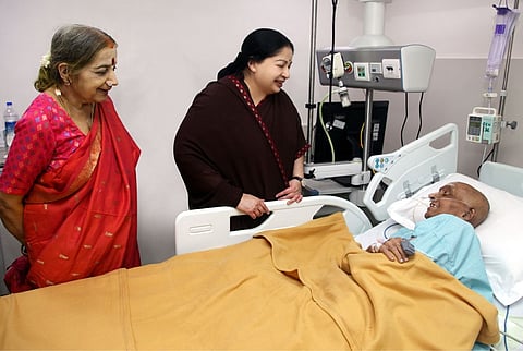Jayalalithaa meets Cho in hospital, cheers him up
