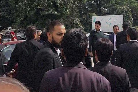 Patiala House court turns into battle zone as group of lawyers attack JNU students and faculty