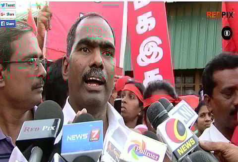 Kovan gets out on bail, slams Jayalalithaa with a stinging new song right outside jail