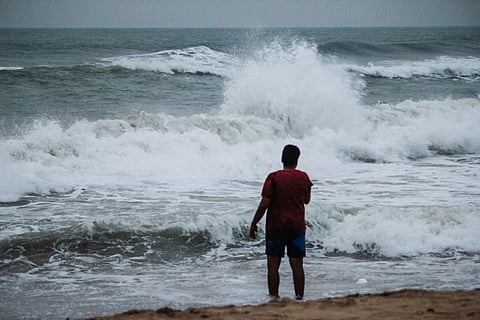 Don't go out, keep kids indoors: TN govt advisory on Cyclone Vardah