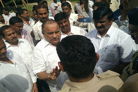 Kapu leader Mudragada slips house arrest to launch padayatra, arrested again