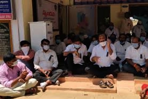 Booked for violating lockdown in Nellore, YSRCP MLA stages sit-in before cops