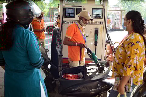 Customers at a fuel station: TN retail outlets won’t buy fuel from OMCs on May 31 in protest against Union govt