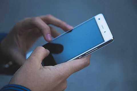 Have a habit of using smartphone in the loo? You may get piles, warn health experts