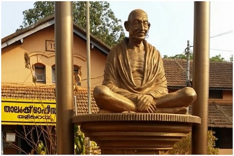 Miscreant attempts to damage Gandhi statue in Kerala, flees on seeing crowd