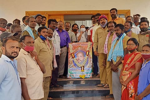 pourakarmikas protest death of narayana in maddur, mandya, karnataka