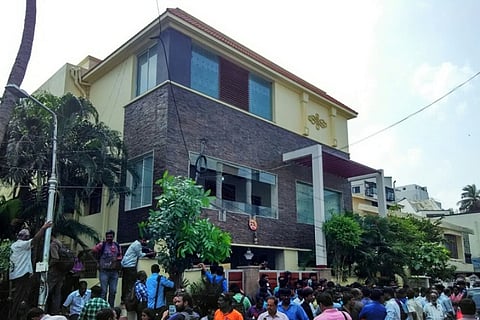 I-T raid on at TN Chief Secy ends: Rs 30 lakh in new notes recovered from relatives