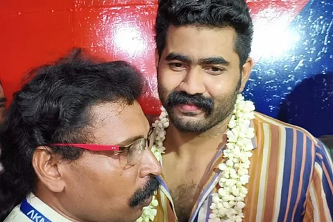 Savad Sha (right) with AKMA president Ajith Kumar