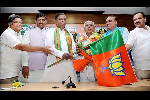 Srinivas Prasad, who quit Congress after 2016 ouster from K'taka cabinet, joins BJP