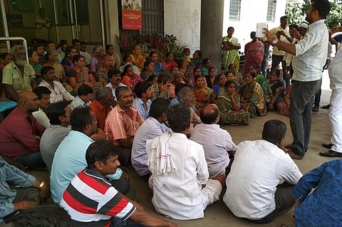 Street vendors protest at BBMP office over non-issue of ID cards