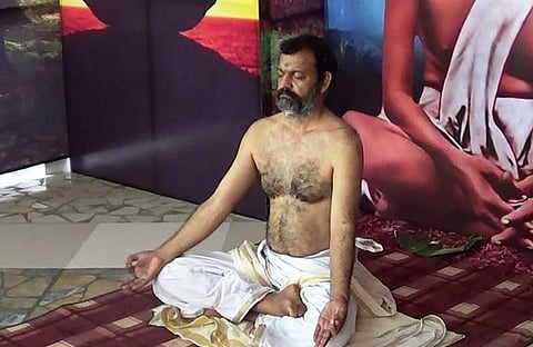 പരീക്ഷകളിൽ കുട്ടികളുടെ വിജയം ഉറപ്പുവരുത്താൻ അധ്യാപകന്റെ ഉപവാസം