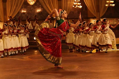 Kangana Ranaut strikes a Bharatanatyam pose in ‘Thalaivi’