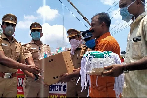 Fraternity in times of lockdown: Kerala cops share snacks with TN counterparts