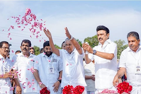 Kerala CM Pinarayi Vijayan and Tamil Nadu CM MK Stalin pay homage to the heroes of the Vaikom Satyagraha at Valiyakavala, Vaikom