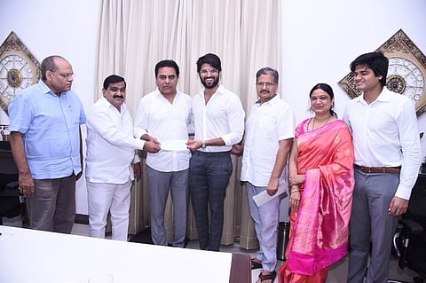 Vijay Devarakonda donates money he got from auctioning Filmfare Award to CM’s Relief Fund