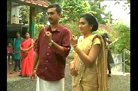 மணக்கோலத்தில் வாக்குரிமையை பயன்படுத்திய மணப்பெண்கள்