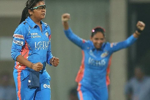 Harmanpreet, Saika power Mumbai Indians to dominant win over Gujarat Giants in opener