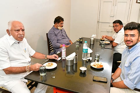 Yediyurappa has breakfast MTR