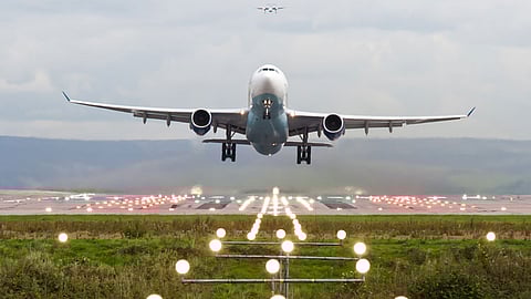 Etihad Flight Returns to Manchester