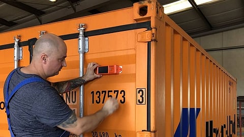 Hapag-Lloyd Starts Installing Tracking Devices on Dry Container Fleet