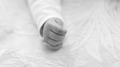 4-year-old boy falls from 21st floor