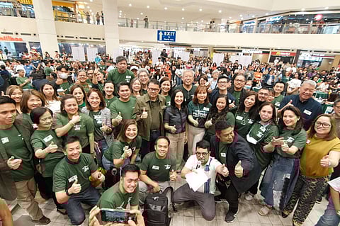 Go Negosyo founder Joey Concepcion joins Quezon City Mayor Joy Belmonte (at the center) and some of the country’s most successful entrepreneurs and businessmen at the 3M on Wheels free entrepreneurship mentoring event held at the TriNoma Mall in Quezon City last 20 January, the first 3M on Wheels for Go Negosyo for 2024. | photograph courtesy of Go Negosyo