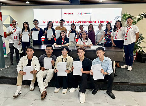 The newest batch of the 2023 Aboitiz College Scholarship Program together with their parents and guardians and Aboitiz Foundation president Ginggay Hontiveros-Malvar and chief operating officer Mardi Mapa-Suplido. | PHOTOGRAPHS COURTESY OF ABOITIZ FOUNDATION