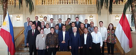 PHOTOGRAPH COURTESY OF PCCI
PHOTO shows President Widodo with Trade Secretary Alfredo
Pascual and Undersecretary Allan Gepty and Minister Erick Thohir
of the State-Owned Enterprise of Indonesia with PCCI officials
led by its president Enunina Mangio; chairman George Barcelon;
VP for international affairs Jude Aguilar; VP for industrial affairs
Michael Tan; VP for regional affairs Ma. Alegria Sibal Limjoco;
senior advisor and treasurer Sergio Ortiz Luis Jr.; senior advisor
Dr. Alberto Fenix Jr.; director of Information and Communications
Technology Dennis Uy; vice chairman of transportation and
logistics Dr. Henry Basilio; vice chairman of the youth committee
Sergio Antonio Ortiz Luis; and acting secretary general and chief
of staff Edwin Glindro.