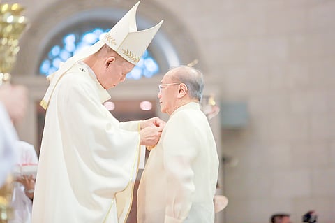 photograph courtesy of meralco
Manila Electric Company chairman and chief executive officer Manuel V. Pangilinan was conferred the Cross Pro Ecclesia Et Pontifice by Manila Archbishop Jose Cardinal Advincula during a mass at the Manila Cathedral – Basilica of the Immaculate Conception.
