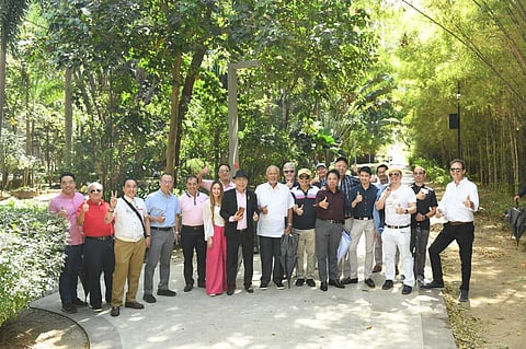 Enjoying the lush environs of the BGC Greenway Park after an exhilarating walking tour through the 1.5-kilometer urban park which is recognized as the longest greenway in Metro Manila are Rotary Club of Makati members and officers (from left) Dir. Bom Villatuya, PP Rene Limjoco, Boy Arteche, Philip Soliven, Jane Tan, Derrick Tan, Michael Hsu, president Bing Matoto, Mike Keppler, PP Charlie Rufino, PP Louie Aseoche, Wash Lou, Anton Pascual, Ron Dotaro, PP Carlo Rufino, Patrick Parungao and PE Keith Harrison.