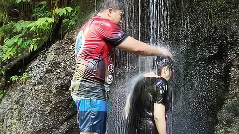 ALTERNATIVE healer Nards Leonardo washes off ‘unclean spirits’ from a woman using the ‘healing’ water of Mount Banahaw.