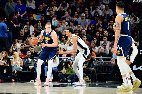 NUGGETS TINAMBAKAN ANG SPURS