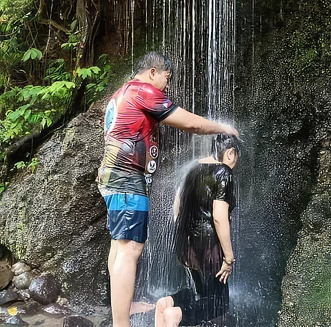 ALTERNATIVE healer Nards Leonardo washes off ‘unclean spirits’ from a woman using the ‘healing’ water of Mount Banahaw.