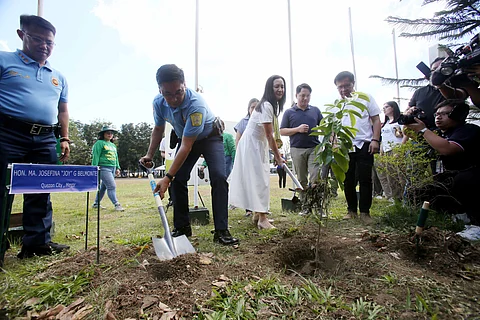 QUEZON City Mayor Joy Belmonte, together with Quezon City Police District, Dir. PBGen Redrico Maranan, planted a tree and harvested vegetables during the launching of the QCPD’s ‘Project Green Camp’ yesterday.