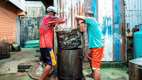 USAID’s Fish Right Program is expanding the market for sustainably-sourced crab in Iloilo to support the income of local crabbers and protect the province’s marine ecosystem.