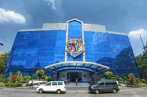 Mandaluyong City Hall with a tigers head in front
