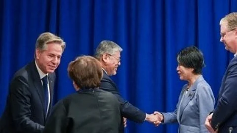 Heads together Japanese Foreign Minister Kamikawa Yoko (second from right) at the UN General Assembly in New York with US Secretary of State Antony Blinken (left) and Philippine DFA Secretary Enrique Manalo (third from left).
The ministers discussed the way forward to enhance trilateral cooperation among Japan, the US, and the Philippines.
They concurred on the promotion of multilayered collaboration with allies and like-minded countries for upholding and strengthening the free and open international order based on the rule of law, given the recent severe strategic environment including the situation in the South China Sea.