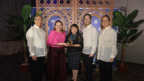 CitySavings senior vice president-chief marketing officer Paula Katerina Joson (center) and assistant vice president-reputation and brand management head Paula Ruelan (2nd from left) receive the PEACE Award from Metrobank Foundation Inc. (MBFI) represented by (from left) GT Capital Holdings chairman Francisco Sebastian, MBFI executive vice president Philip Dy and MBFI president Aniceto Sobrepeña.