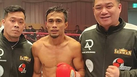Undefeated flyweight Dave Apolinario (middle) gets solid support from promoter JC Mananquil (left) and manager Mike Pelayo.