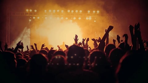 Tribune-concert-goers