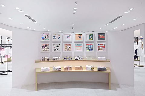 Zara seeks to offer customers a unique fashion experience integrated with the online platform so that they can interact with the brand at any time and on any device.