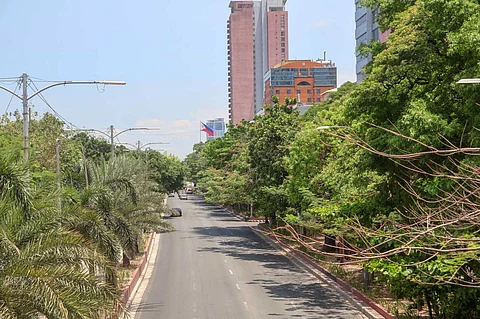 ROXAS Boulevard is at peace in the first day of implementation of car-less Sunday yesterday. The city ordinance aims to give residents of Manila and nearby areas a chance to enjoy bonding with their friends and family while doing weekend activities like jogging, biking and dancing.