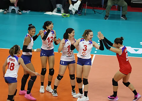 Vanie Gandler (second from right) and her Alas Pilipinas teammates celebrate their 25-16, 25-23, 25-15 win over Iran on Saturday for the host squad’s third straight win in the AVC Challenge Cup.