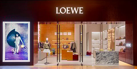 The elegant 144-sqm space contains a full offering of women’s ready-to-wear, bags, small leather goods, shoes, eyewear, and soft accessories.