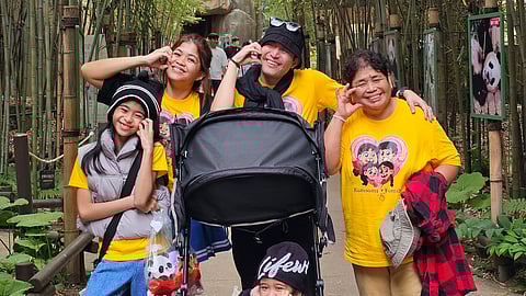 Melai Cantiveros Francisco with her family visiting the Panda World at Everland.