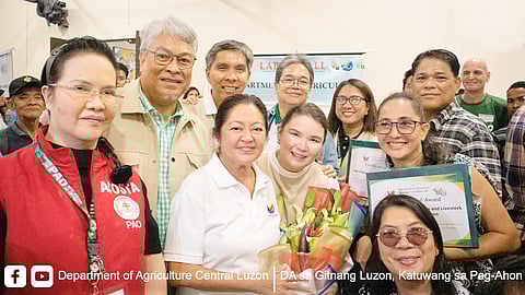 FIRST Lady Liza Araneta-Marcos (2nd from left, front row) gets a token vegetables from the Department of Agriculture-Central Luzon (DA-CL). With her are Public Attorney’s Office chief Persida Acosta (left, front row) and (from left, back row) DA Undersecretary for Livestock Deogracias Victor B. Savellano, Philippine Bamboo Industry Development Council executive director Rene ‘Butch’ Madarang, DA-CL regional technical director for Operations and Extensions Arthur Dayrit and DA-CL field operations chief Elma Mananes. Also in the photo are Lab for All beneficiaries.