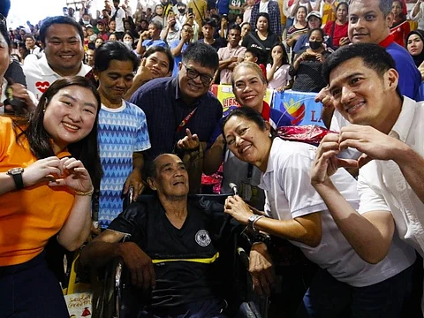 first Lady Liza Araneta-Marcos with caravan participants.