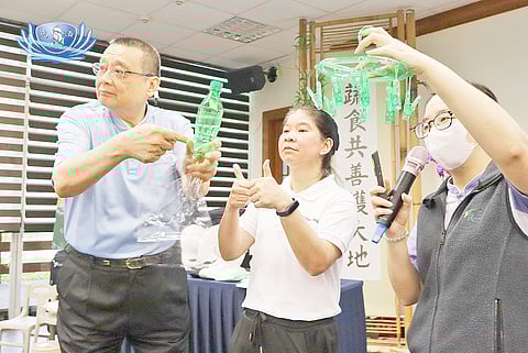 Volunteers at the Tzu Chi Recycling Station and Educational Center in Taipei’s Neihu District show a plastic clothesline with clips made from a plastic drinking bottle to visiting Tzu Chi Eye Center Manila medical volunteers and staff.