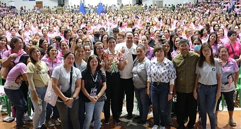 GOVERNOR Dennis ‘Delta’ Pineda and Cavite Rep. Lanie Mercado-Revilla (center) distribute assistance to 3,334 Nanay Community Workers in ceremonies held at the Bren Z. Guiao Convention Center.