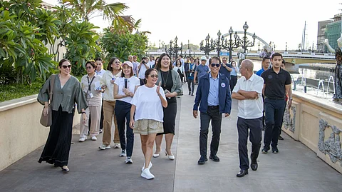 River muse First Lady Liza Araneta-Marcos (center) leads the inspection of the Pasig Bigyang Buhay Muli which is a project that promises the revival of the once majestic river. She was accompanied by Department of Human Settlements and Urban Development Secretary Jose Rizalino Acuzar (third from right) and Intramuros Administration head Joan Padilla (immediately to the First Lady’s left).